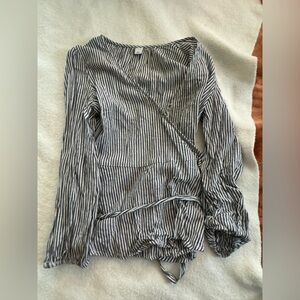 Old navy size small black and white wrap around shirt